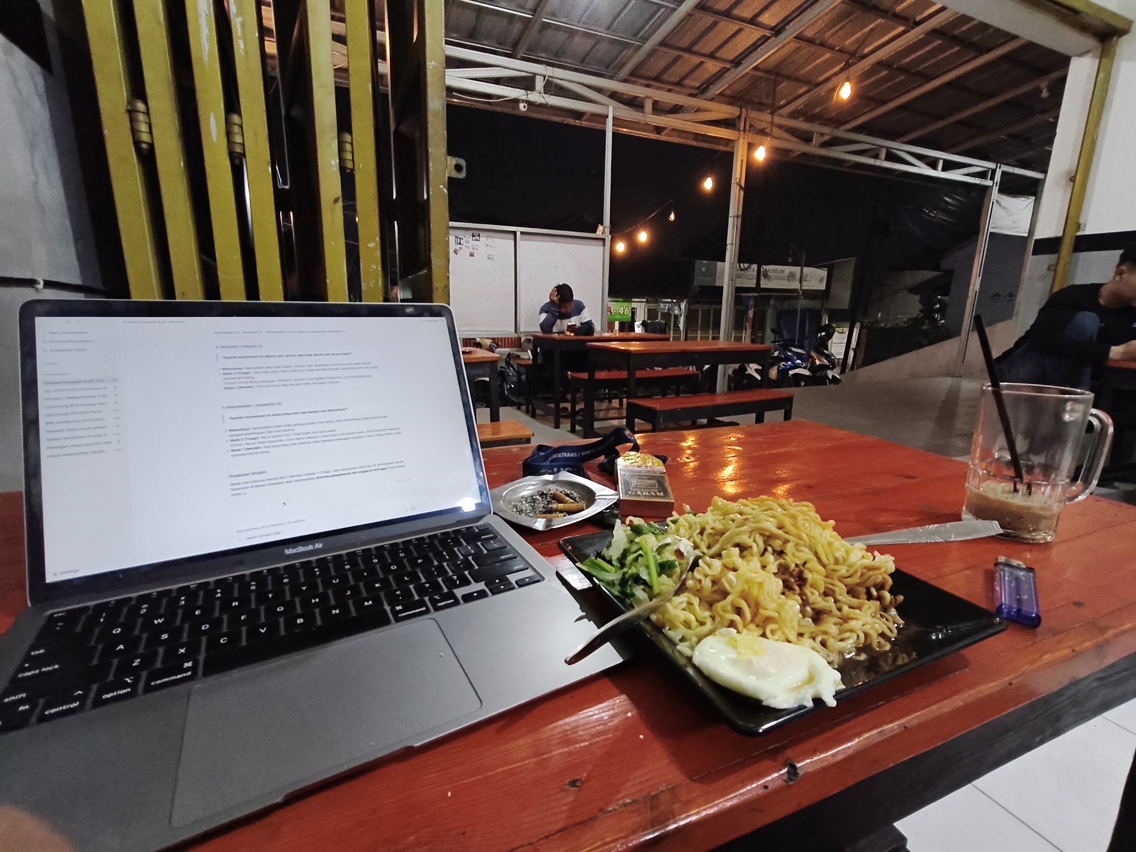 Indomie Telor & Kopi Hangat